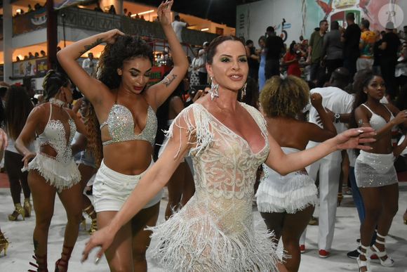 Musa da Grande Rio, Karen Lopes escolheu um vestido de canutilhos branco para ensaio do carnaval 2025