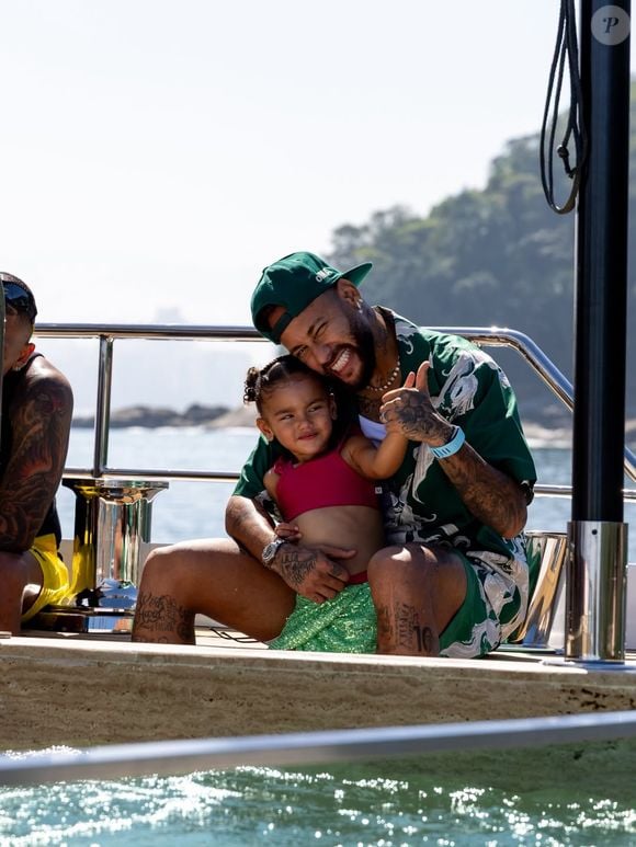 Neymar entrou em campo acompanhada pela filha Mavie