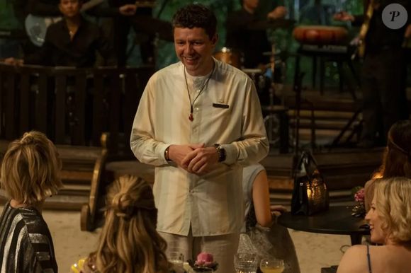 O primeiro com Fabian, o gerente do resort de luxo tailandês que foi visto usando um relógio de R$ 116 mil