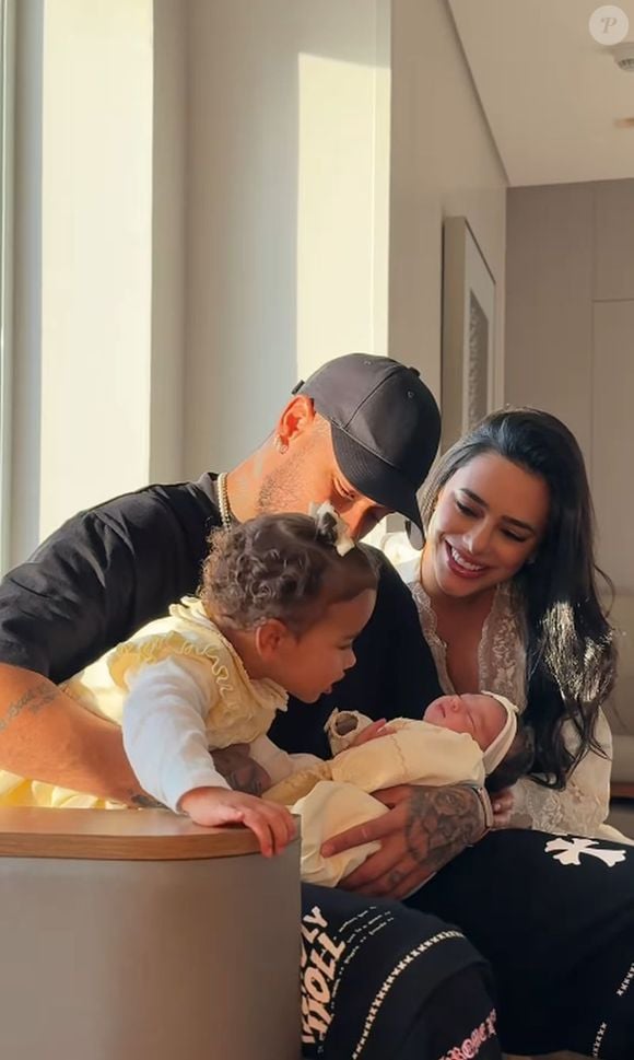 Duas semanas após o nascimento da filha, Bruna Biancardi mostrou seu rostinho mais uma vez