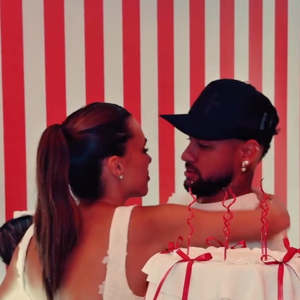 Durante o parabéns, Bruna Biancardi diz amar Neymar e o jogador responde que a ama mais