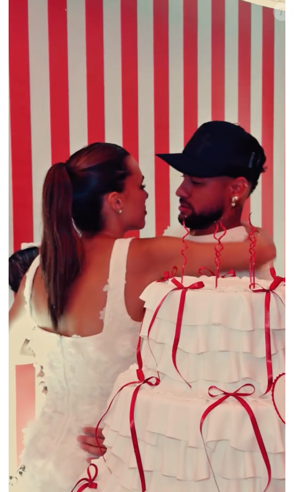 Durante o parabéns, Bruna Biancardi diz amar Neymar e o jogador responde que a ama mais