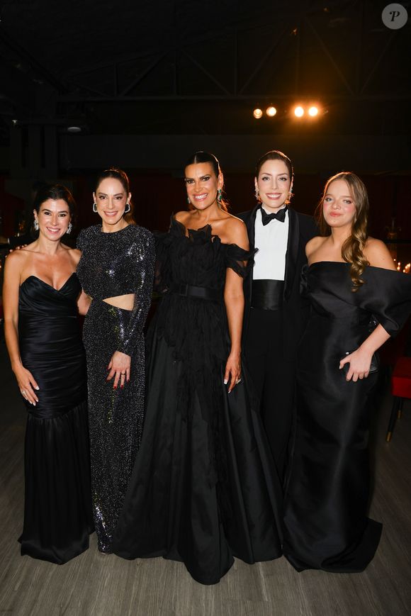 Natal de preto: Renata Abravanel, Silvia Abravanel, Fabiana Justus e Rafaella Justus na festa da decoradora Andrea Guimarães