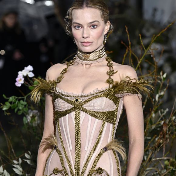 O look de Margot Robbie chamou atenção por incluir uma joia com mecha de cabelo da própria Emily Brontë, autora do romance que inspira o longa e faleceu em 1848