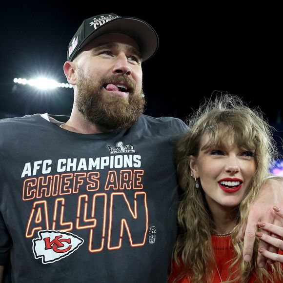 Taylor Swift está em um relacionamento com Travis Kelce desde julho de 2023