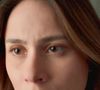 Daphne Bozaski comenta sobre Lucélia: “Eu não sabia que ela tinha matado os pais quando gravei a primeira cena. Isso veio depois, mas a gente imaginava. Eu falava: ‘Gente, é estranho ela chegar chorando tanto’. E o diretor falou: ‘Não, chora mesmo!’”, revelou.