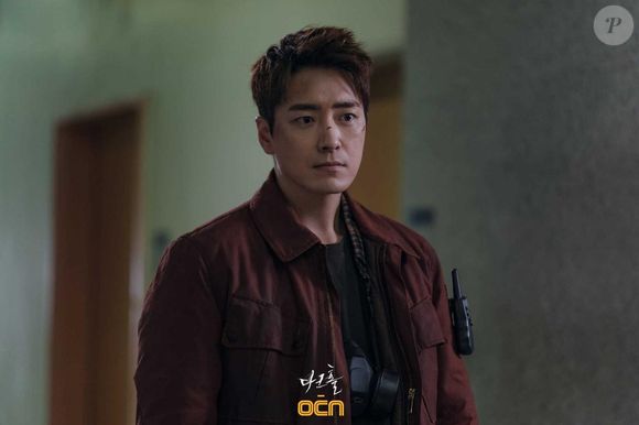 'Buraco Negro': um grupo de pessoas luta contra mutantes criados por uma misteriosa fumaça negra