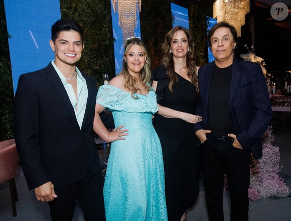 Tom Cavalcante e a família no aniversário de Vera Viel