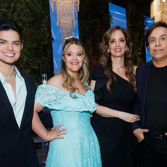 Tom Cavalcante e a família no aniversário de Vera Viel