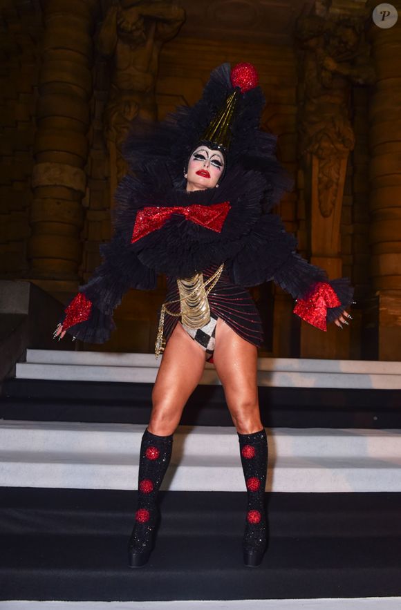 Sabrina Sato é referência em fantasias de Halloween: com make elaborada e look curtíssimo, ela virou um palhaço na fantasia desta foto