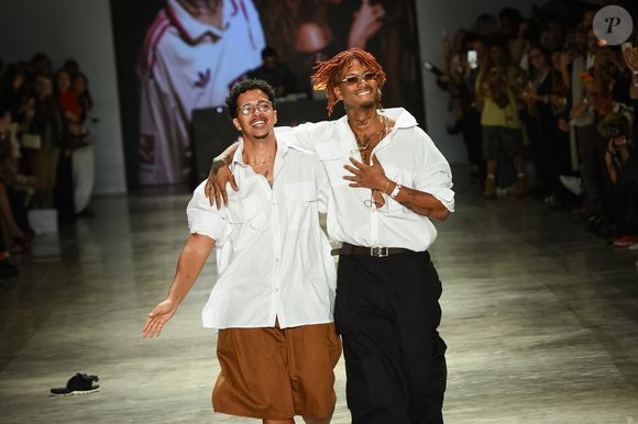 Dendezeiro também estará no Rio Fashion Week: A marca baiana assinada pela dupla Hisan Silva e Pedro Batalha desafia normas de gênero com um design agênero e focado na diversidade de corpos e tons de pele. Suas criações utilizam o "estilo de rua" como plataforma política, unindo representatividade e uma estética urbana poderosa.