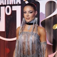 Quase mostra tudo! Sem sutiã, Gkay aposta em look ousado de strass para curtir camarote na Sapucaí; peça estoura e influenciadora passa perrengue