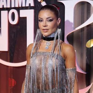 Sem sutiã, Gkay aposta em look ousado de strass para curtir camarote na Sapucaí; peça estoura e influenciadora passa perrengue