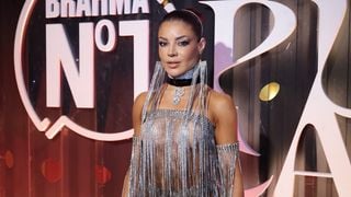 Quase mostra tudo! Sem sutiã, Gkay aposta em look ousado de strass para curtir camarote na Sapucaí; peça estoura e influenciadora passa perrengue