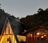 É possível aproveitar a fogueira na luxuosa cabana
