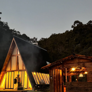 É possível aproveitar a fogueira na luxuosa cabana