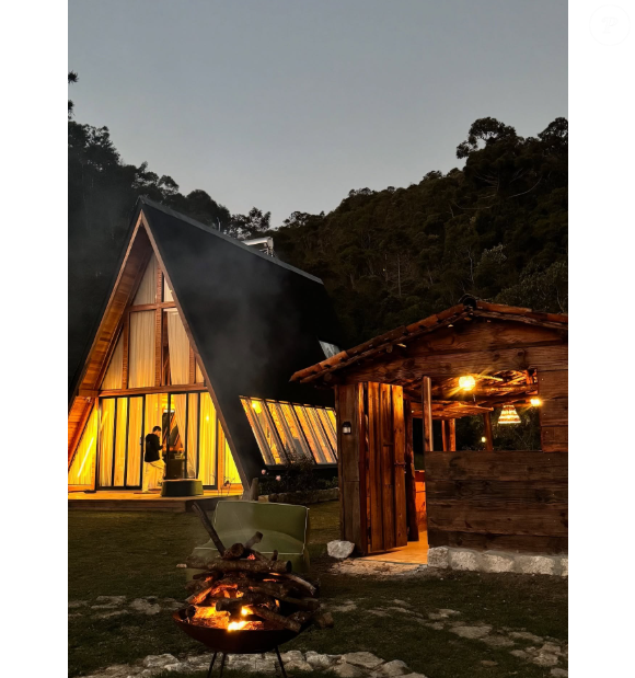 É possível aproveitar a fogueira na luxuosa cabana