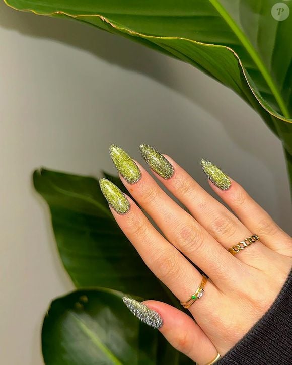 Matcha nails com brilho: essa opção é ideal para quem ama mais glamour