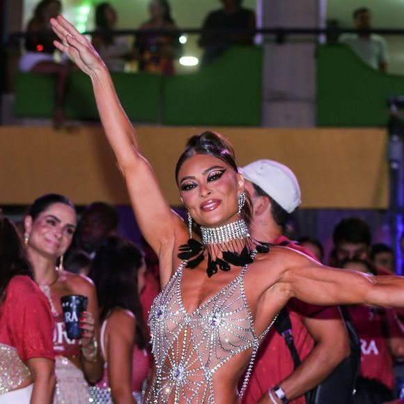 Juliana Paes dispensou sutia e usou vestido de franjas com calcinha preta fio-dental antes de desfile