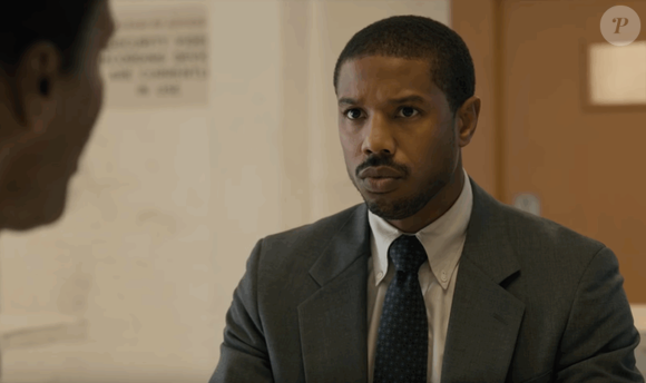 Baseado na história real que escancarou as rachaduras profundas do sistema penal americano, Luta por Justiça segue Bryan Stevenson, vivido com força e sensibilidade por Michael B. Jordan, um jovem advogado que poderia ter escolhido a carreira confortável, mas decidiu encarar o Alabama dos anos 1980 - um terreno onde racismo institucional não era exceção, mas regra