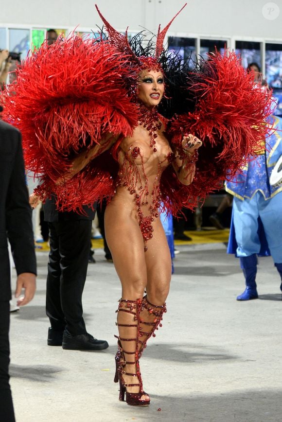 Sabrina Sato trouxe fantasia com várias pedras vermelhas para referenciar sangue