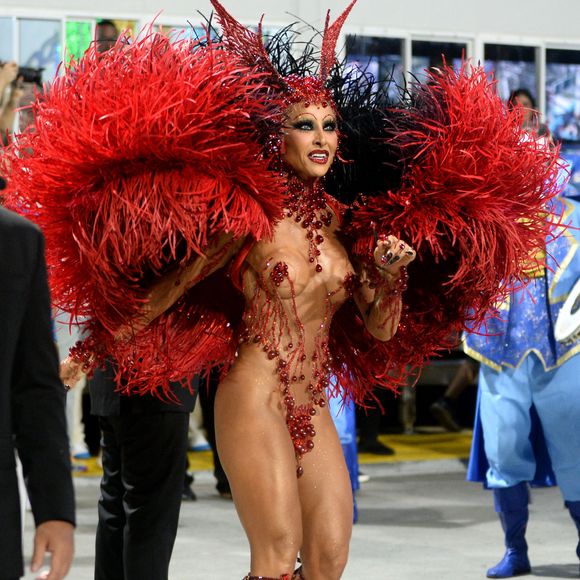 Sabrina Sato trouxe fantasia com várias pedras vermelhas para referenciar sangue