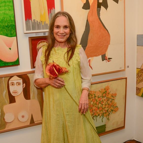 Regina Duarte deixou os cabelos ficarem grisalhos, mas ainda volumosos