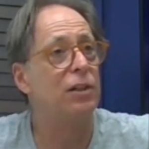 Pedro Cardoso: em entrevista ao canal do YouTube do site "Brasil de Fato", o intérprete de Agostinho Carrara em "A Grande Família", Pedro Cardoso expôs uma mágoa gigantesca com a emissora. “[Tenho] absoluta mágoa. Não pela maneira como saí, a minha mágoa é contra o poder. A TV Globo não tem abertura para o projeto de um ator”, disse ele.