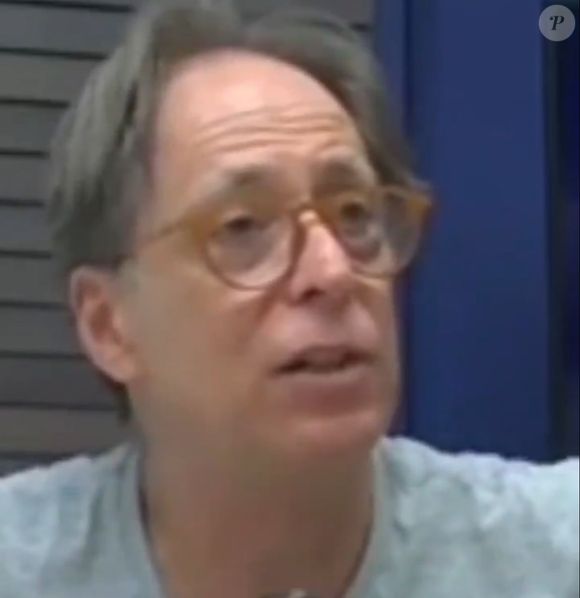 Pedro Cardoso: em entrevista ao canal do YouTube do site "Brasil de Fato", o intérprete de Agostinho Carrara em "A Grande Família", Pedro Cardoso expôs uma mágoa gigantesca com a emissora. “[Tenho] absoluta mágoa. Não pela maneira como saí, a minha mágoa é contra o poder. A TV Globo não tem abertura para o projeto de um ator”, disse ele.