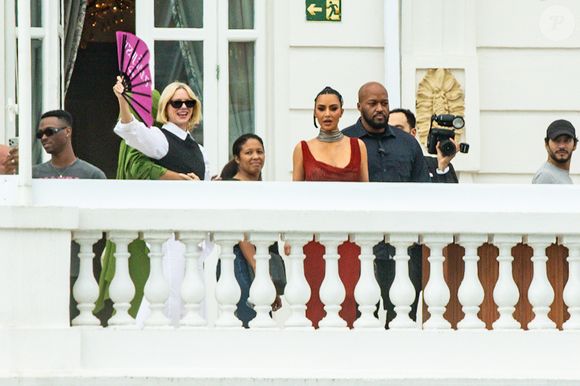 A peça, confeccionada em tecido leve e levemente brilhante, chamou atenção pela transparência, revelando a ausência de sutiã e conferindo um ar ousado e sofisticado ao mesmo tempo