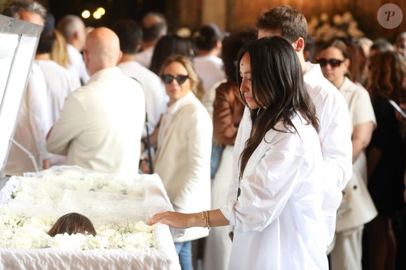 Diante do caixão com o corpo de Preta Gil, Sabrina Sato se despediu da cantora