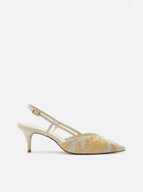 O Scarpin Branco Salto Kitten Slingback Bordado da Arezzo aposta em salto baixo fino e bordado em ráfia para unir conforto e sofisticação