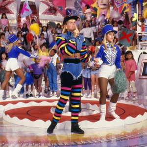 Os looks coloridos, a moda do jeans e os acessórios de cabelo faziam parte da era noventista das roupas de Xuxa Meneghel.