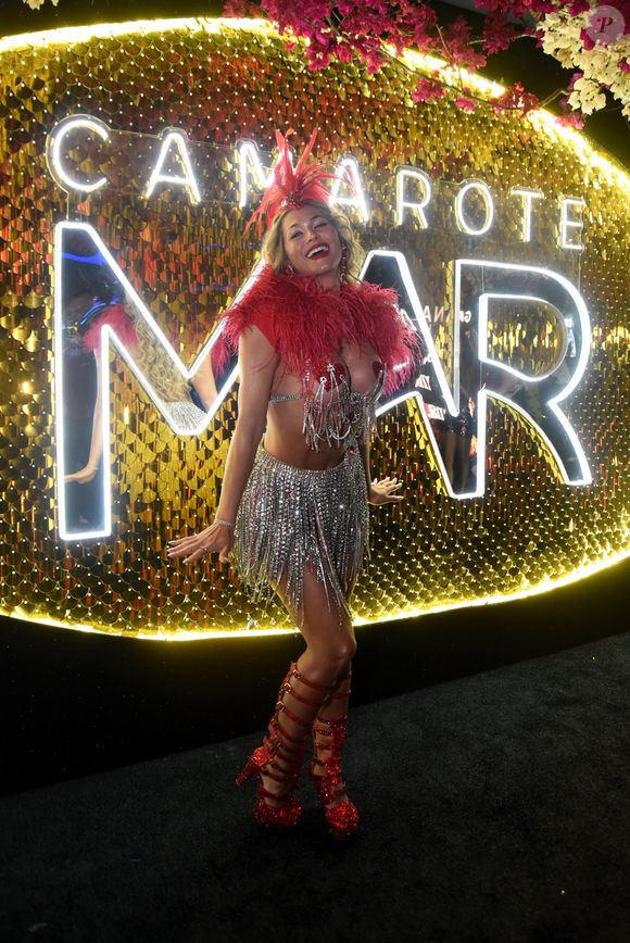 Lívia Andrade no Carnaval 2026: musa do Camarote MAR, apresentadora combinou vermelho e metalizado em seu look