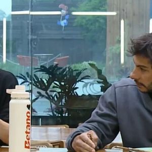 Shia e Michelle Barros conversaram sobre um sentimento entre eles em 'A Fazenda 17'. 'Então acho que a gente tem que continuar como amigos', ponderou a jornalista