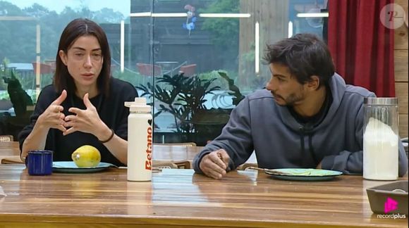 Shia e Michelle Barros conversaram sobre um sentimento entre eles em 'A Fazenda 17'. 'Então acho que a gente tem que continuar como amigos', ponderou a jornalista