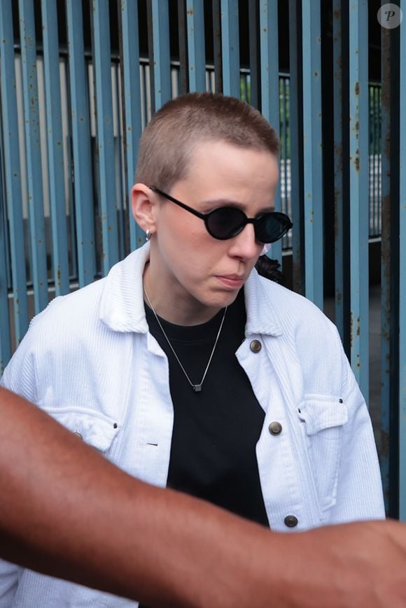 Marcella Rica compareceu ao velório de Lua Blanco, nesta segunda-feira (19), no Cemitério Vertical Memorial do Carmo, no Rio de Janeiro, para prestar sua última homenagem à atriz e cantora, que morreu aos 39 anos após enfrentar um câncer