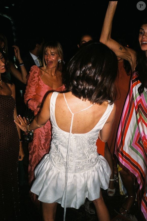 Com saia balonê escultural, capa cropped e referências ao lifestyle carioca, o vestido exclusivo de Vicky Montanari marca a estreia da FARM Rio no universo das noivas
