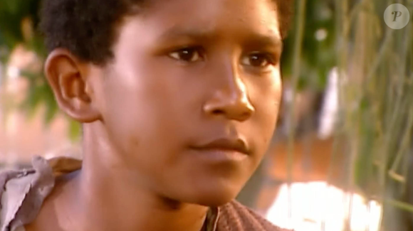 Damião (Gésio Amadeu) e Tiziu (André Luiz Miranda) conversam sobre o pai biológico de José Alceu