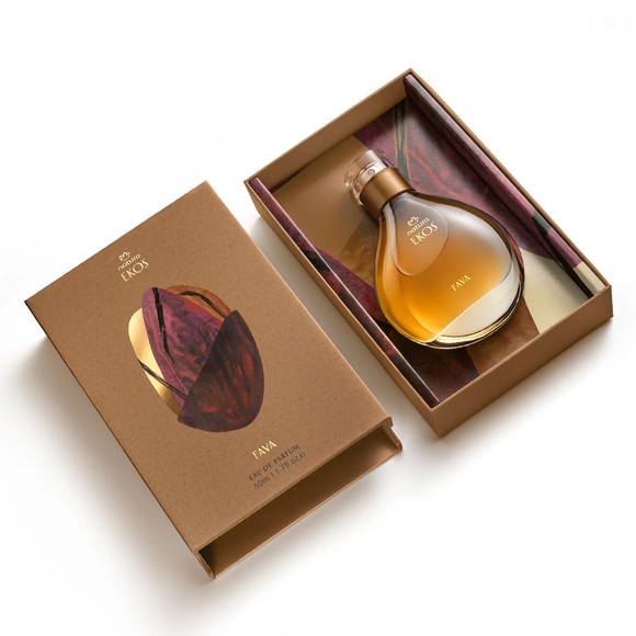 Com 50 ml e preço de R$ 389,90, o Eau de Parfum Ekos Fava apresenta uma assinatura olfativa densa, adulta e de alta fixação na pele, cruzando o teor amadeirado escuro e notas especiadas com a cremosidade natural das favas
