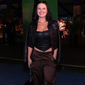 Mari Bridi: A influenciadora seguiu a tendência utilitária noturna ao vestir um corset de couro preto com decote estruturado sob uma jaqueta de couro curta jogada sobre os ombros. Na parte inferior, uma calça cargo de tecido acetinado marrom escuro com amarrações trouxe textura ao look, finalizado com maxibolsa preta de pelúcia e botas escuras