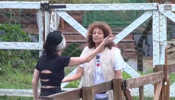 Ariela Carasso se irritou com Giovanna Gold durante a orientação sobre os animais em 'A Fazenda 18' e disparou que não era cachorro