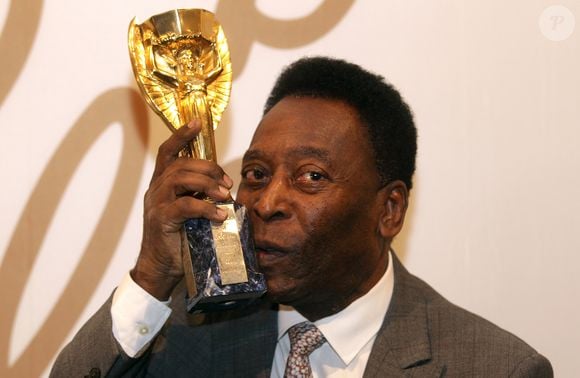 Antes, o troféu era a Taça Jules Rimet, que foi descontinuado após a vitória do Brasil na Copa do Mundo de 1970. Na época, como regra da FIFA, o país que ganhasse a Copa três vezes ficava com a taça de forma definitiva