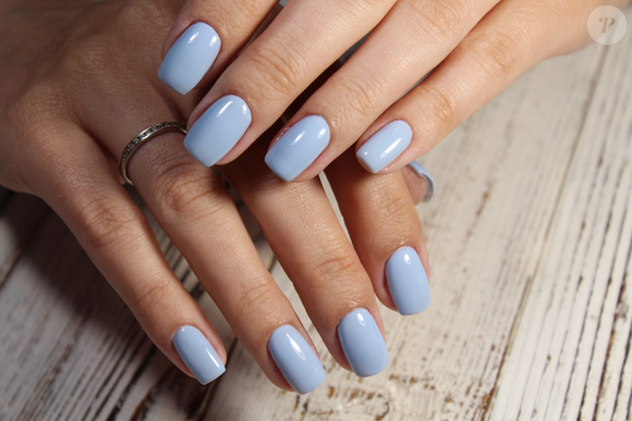 Unhas na cor azul bebê para o Outono 2026 transmitem personalidade e um toque divertido na sua manicure.
