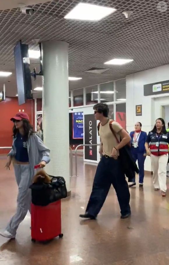 Bruna Marquezine foi flagrada com o chachorrinho que adotou com João Guilherme no Japão