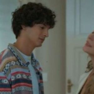 Tiago (Pedro Waddington) ficará bêbado para provocar Helena (Paolla Oliveira) na novela Vale Tudo, fazendo a mãe refletir sobre sua vida