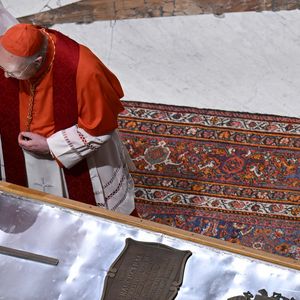 Corpo de Papa Francisco foi coberto com um véu de seda branca