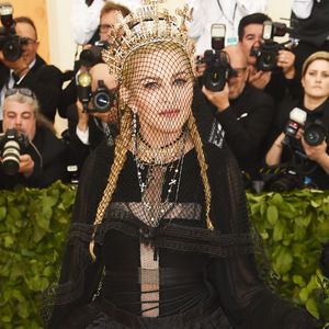 Madonna combinou véu, decote em formato de cruz e coroa cravejada de crucifixos no Met Gala 2018