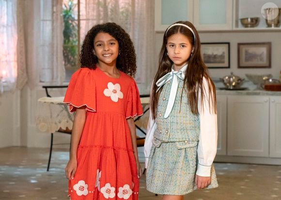 Bela (Lavínia Monteiro) e Vanessa (Mel Summers) na infância na novela 'Por você'