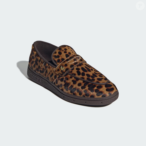 A estética animal print retorna em versões atualizadas e mais refinadas no universo da moda urbana